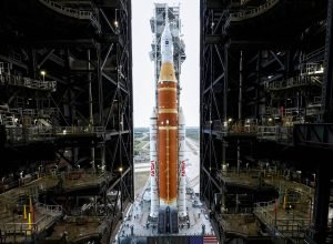 nasa-transporta-foguete-da-missao-lunar-artemis-2-para-plataforma-de-lancamento