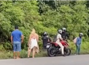 mulher-morre-atropelada-por-carreta-ao-parar-para-ajudar-motociclista
