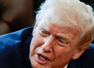 trump-diz-que-dinamarca-falhou-em-afastar-a-“ameaca-russa”-da-groenlandia