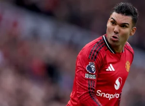 jornal-elege-casemiro-melhor-em-campo-em-classico-ingles