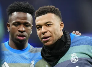 mbappe-e-tecnico-do-real-defendem-vini-jr.