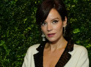 lily-allen-relata-susto-apos-colisao-com-caminhao