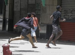 cinelandia-sitiada:-onda-de-arrastoes-impoe-toque-de-recolher-informal-e-esvazia-o-coracao-do-rio