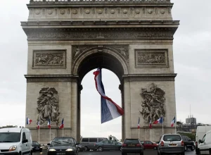 homem-e-morto-pela-policia-ao-tentar-esfaquear-musico-no-arco-do-triunfo