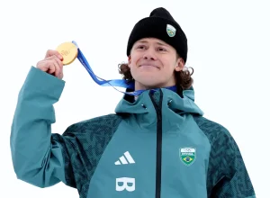 lucas-pinheiro-e-ouro-no-slalom-gigante-e-conquista-1a-medalha-do-brasil-na-historia-das-olimpiadas-de-inverno