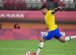 bruno-guimaraes-sofre-grave-lesao-e-abre-chance-de-ancelotti-testar-novos-volantes-na-selecao