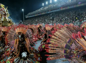 rosas-de-ouro-e-dragoes-da-real-encantam-em-noite-marcada-por-atraso-nos-desfiles-em-sp