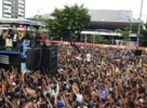 mulher-e-baleada-no-olho-em-briga-generalizada-no-carnaval-de-salvador