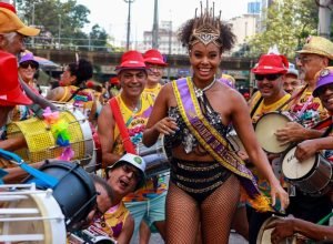 blocos-tradicionais-voltam-a-avenida-chile-e-celebram-o-carnaval-popular-no-rio