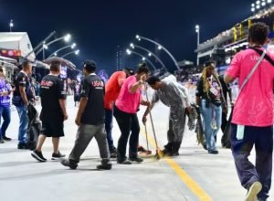 oleo-na-pista-atrasa-desfile-e-faz-vai-vai-entrar-no-anhembi-ao-amanhecer