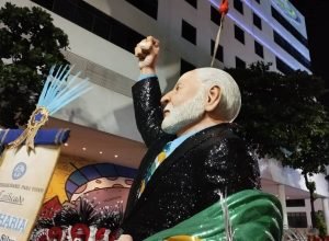 academicos-de-niteroi-abre-carnaval-do-rio-com-homenagem-a-lula