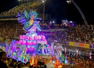 escolas-de-samba-de-sp-dao-espetaculo-na-primeira-noite-de-desfile