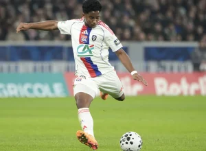 endrick-supera-idolos-do-lyon-em-inicio,-mas-fica-atras-de-neymar-na-franca