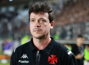 pressionado,-fernando-diniz-assegura-permanencia-no-vasco:-‘nunca-pedi-demissao’