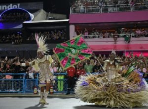 mangueira-revela-samba-enredo-para-2026:-uma-homenagem-a-mestre-sacaca,-o-guardiao-da-amazonia-negra