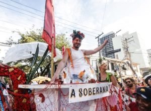com-criticas-a-trump-e-defesa-da-soberania,-bloco-arrasta-10-mil-folioes-em-pinheiros-no-carnaval-de-sao-paulo