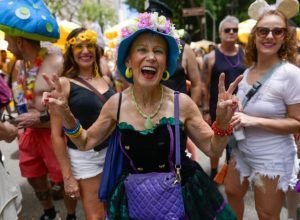 aos-68-anos,-foliona-vira-simbolo-de-resistencia-no-carnaval-do-centro-de-sp:-‘tenho-energia-ate-o-fim-do-bloco’