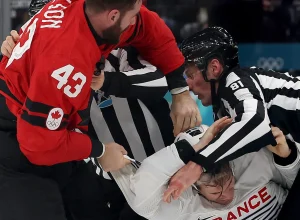 jogadores-brigam-feio-durante-partida-de-hoquei-no-gelo;-video