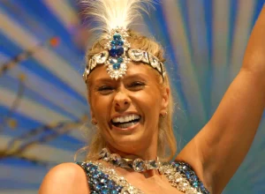 adriane-galisteu-faz-ensaio-de-carnaval-no-metro-do-rio-de-janeiro