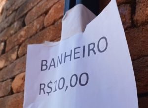 carnaval-de-sp-enfrenta-criticas-por-falta-de-banheiros;-blocos-alugam-sanitarios-para-conter-xixi-nas-ruas