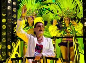 ‘e-uma-explosao-dentro-do-coracao’,-diz-lilia-cabral-sobre-homenagem-a-rita-lee-na-sapucai