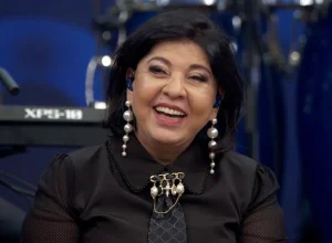 roberta-miranda-emociona-vendedora-ambulante-apos-pagar-r$-800-por-pipoca