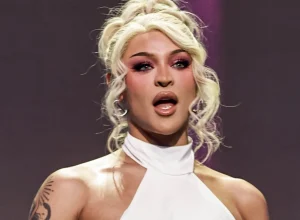 folioes-encaram-chuva-e-sol-para-ver-pabllo-e-grupo-de-k-pop-nmixx