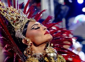 juliana-paes-retorna-a-sapucai-com-fantasia-da-dolce-&-gabbana-e-sem-valor-comercial