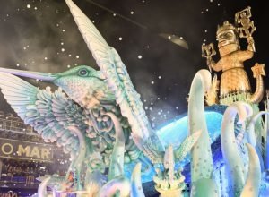 beija-flor-e-viradouro-se-destacam-em-2o-noite-de-desfiles-no-rio;-confira