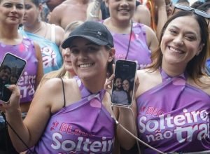 fas-criam-abada-improvisado-e-acompanham-bloco-de-gustavo-mioto-sob-chuva-no-ibirapuera,-na-zona-sul-de-sp