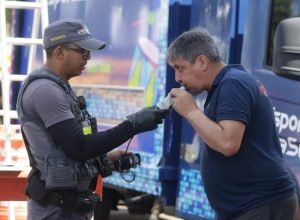 pm-realiza-teste-do-bafometro-em-motoristas-de-trios-do-bloco-de-gustavo-mioto-no-ibirapuera,-na-zona-sul-de-sp