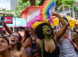 blocos-de-carol-biazin-e-di-ferrero-arrastam-folioes-na-faria-lima,-na-zona-oeste-de-sao-paulo