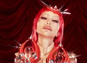 sabrina-sato-simula-nudez-e-surge-com-piercings-no-rosto-na-sapucai