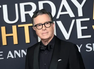 stephen-colbert-diz-que-cbs-censurou-entrevista-com-democrata-no-late-show