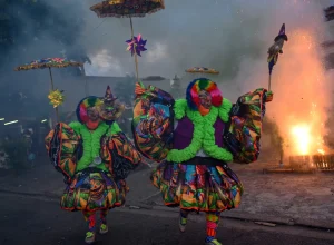 grupo-de-61-bate-bolas-e-preso-com-armas-e-drogas-na-avenida-brasil,-no-rio