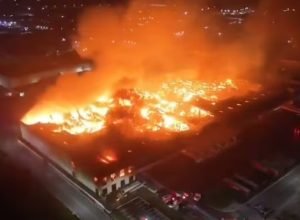 incendio-de-grandes-proporcoes-atinge-galpao-em-aruja,-na-grande-sp,-e-mobiliza-48-bombeiros-durante-a-madrugada