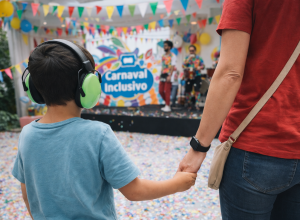 carnaval-adaptado:-orientacoes-ajudam-pessoas-com-tea-a-participar-da-folia-com-seguranca