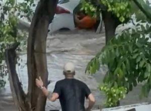 mulher-de-60-anos-morre-apos-ser-arrastada-por-enxurrada-e-ficar-presa-sob-carro-no-mandaqui,-zona-norte-de-sp