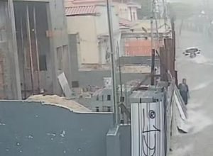 mulher-de-60-anos-morre-apos-ser-arrastada-por-enxurrada-e-ficar-presa-sob-carro-no-mandaqui,-zona-norte-de-sp