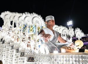 paraiso-de-tuiuti-abre-ultima-noite-de-desfile-do-grupo-especial-na-sapucai-com-enredo-afro-cubano