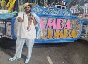 nunca-fiz-uma-pintura-em-tao-pouco-tempo:-mulambo-retrata-heitor-dos-prazeres-ao-vivo-no-desfile-da-unidos-de-vila-isabel