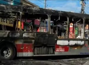 onibus-e-incendiado-na-avenida-guarapiranga,-na-zona-sul-de-sao-paulo
