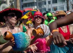 carnaval-do-rio-pulsa-em-ritmo-latino-com-homenagens-a-bad-bunny-e-shakira-nos-blocos-de-rua