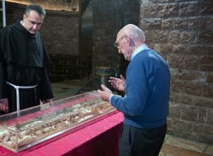 peregrinos-se-emocionam-com-abertura-a-visitacao-dos-restos-mortais-de-sao-francisco,-na-italia