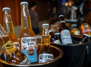 consumo-de-cerveja-recua-no-brasil-e-varejo-amplia-aposta-em-bebidas-sem-alcool