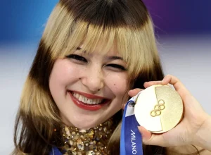 alysa-liu-conquista-ouro-nos-jogos-olimpicos-de-inverno-de-2026-e-revela-a-surpreendente-historia-do-piercing-‘smiley’