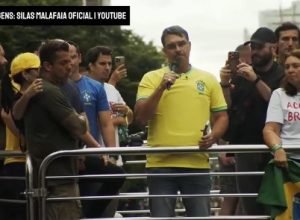 flavio-bolsonaro-afirma-que-pai-“subira-a-rampa”-em-2027-e-faz-criticas-a-lula-em-ato-na-paulista