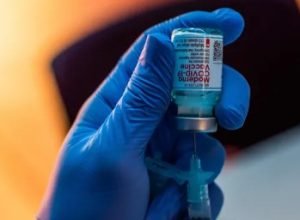 agencia-europeia-recomenda-primeira-vacina-combinada-contra-covid-19-e-gripe-para-maiores-de-50-anos