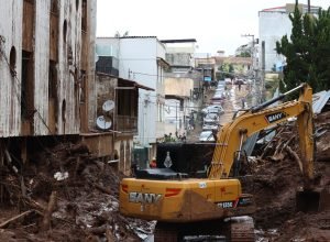 chuva:-inmet-emite-alerta-vermelho-para-regioes-norte-e-noroeste-de-mg