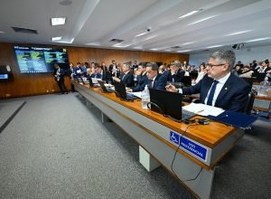 ccj-do-senado-aprova-projeto-que-preve-limites-para-uso-de-dinheiro-em-especie;-texto-segue-para-a-camara